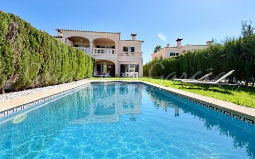Piscina privada junto a las terrazas en chalet pareado de Puig de Ros, Mallorca