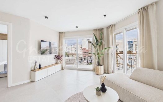 Salón con vistas a la ciudad y acceso a la terraza en apartamento de Santa Catalina, Mallorca